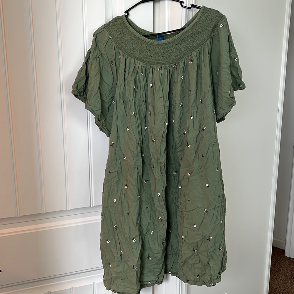 NWOT Old navy 3x smocked embroidered dress